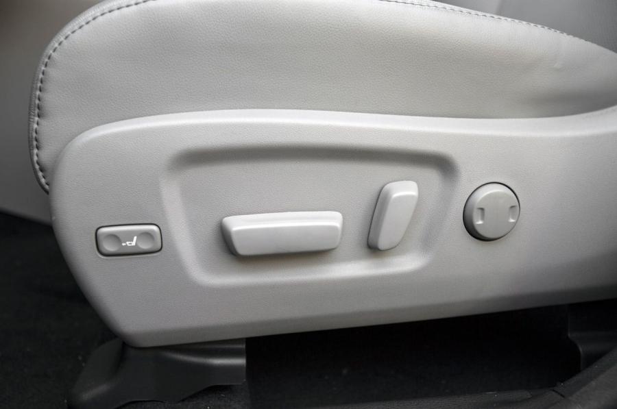Детали интерьера Toyota Highlander (XU50) 2013 года  (фото 34 из 80)